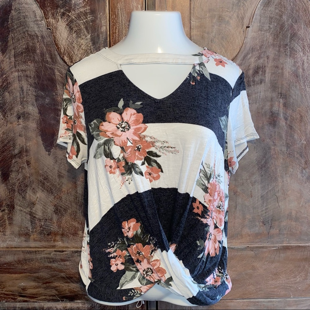 Maurice’s floral keyhole neck tee